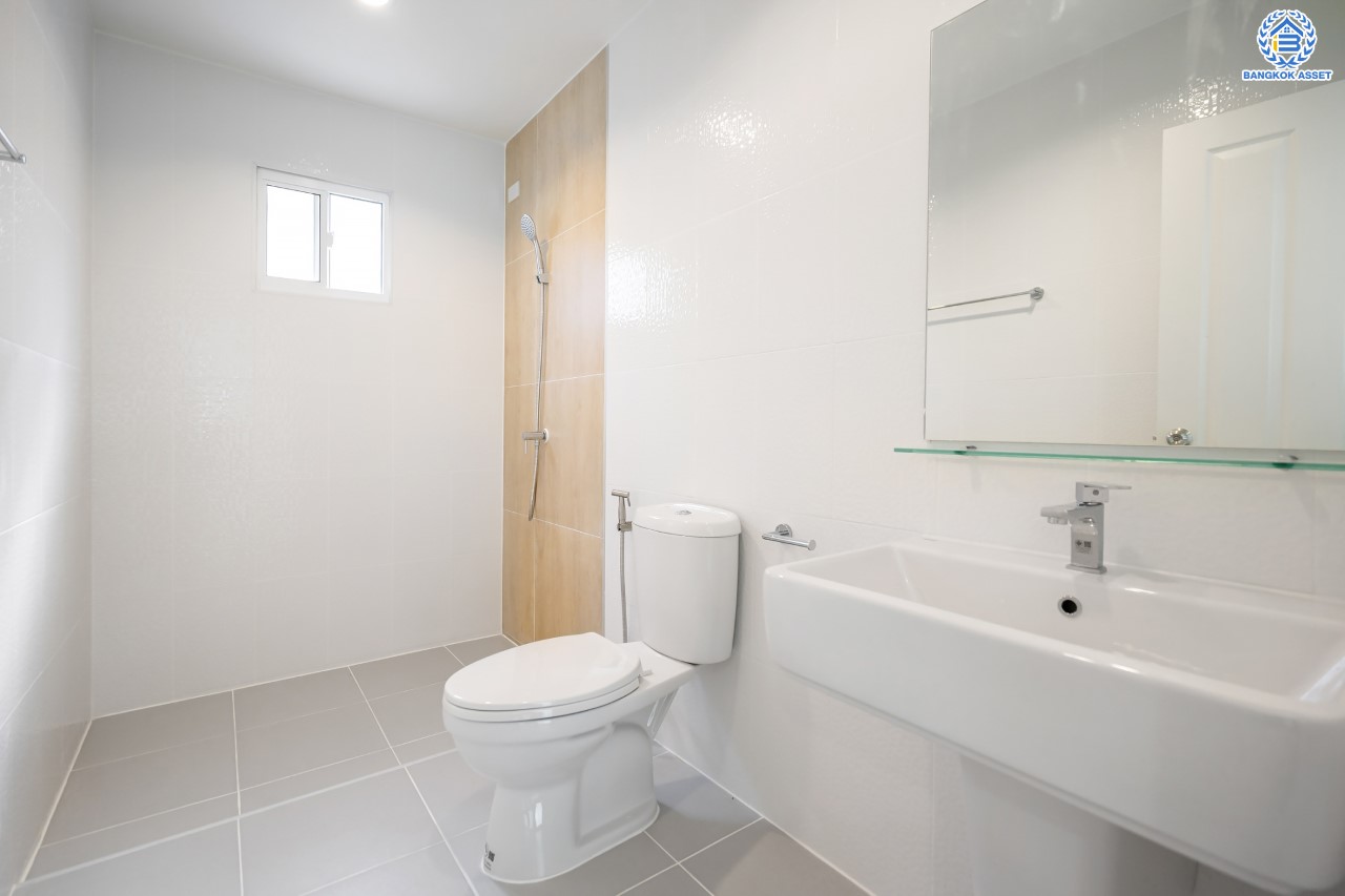 บ้านมือสองตกแต่งใหม่ ม.พฤกษาวิลเลจ30 เดอะซีซั่น แจ้งวัฒนะ-ราชพฤกษ์ หลังมุม ทำเลย่านปทุมธานี เนื้อที่ 53.6 ตร.ว. ฟังก์ชัน 3 ห้องนอน 2 ห้องน้ำ จอดรถได้ 1 คัน เดินทางสะดวกสบายเข้า-ออกได้หลายเส้นทาง ใกล้เมืองทองธานี และจุดขึ้นทางด่วน "แจ้งวัฒนะ"